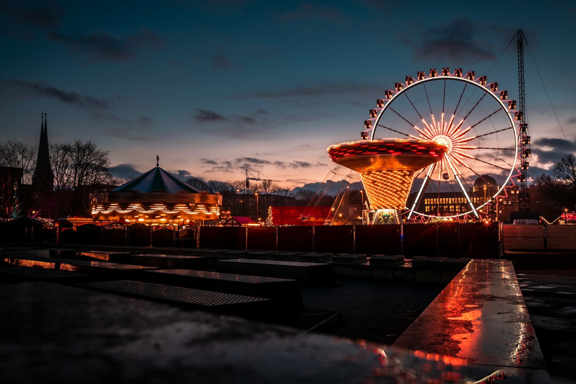 Structures éclairées sur un ciel de nuit