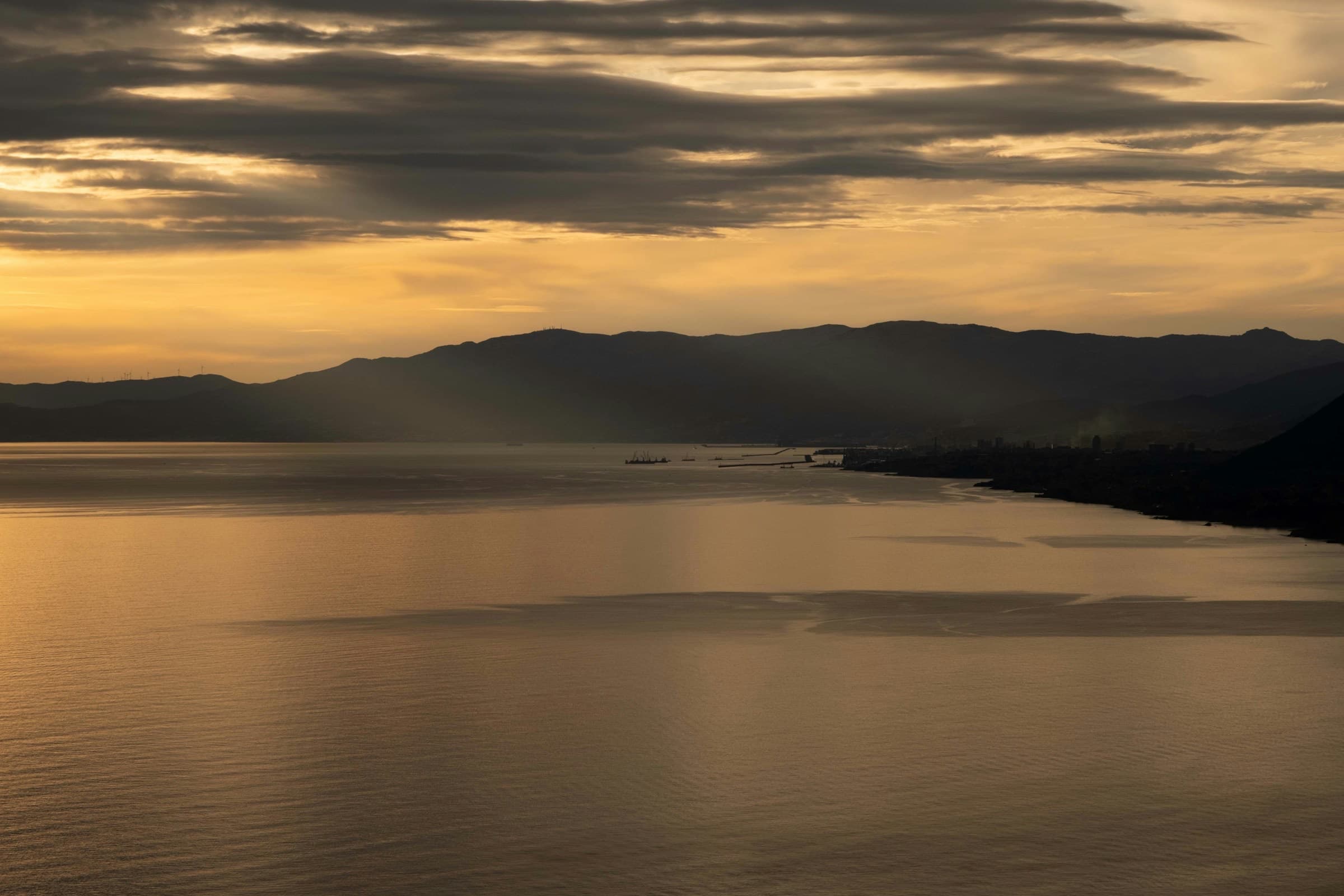 Eau calme au lever du soleil